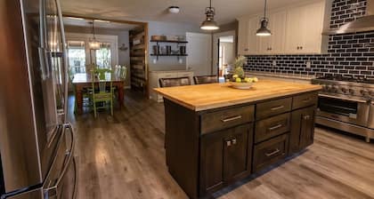 5 acres, Zip line, Pool-HotTub, Sleeps 21