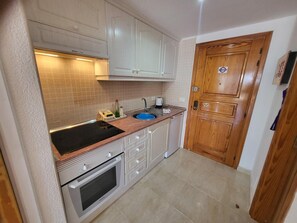 Fridge, microwave, oven, coffee/tea maker - Port Royale Studio (Los Cristianos)