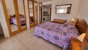 WiFi (free), bed sheets - Port Royale Studio (Los Cristianos)
