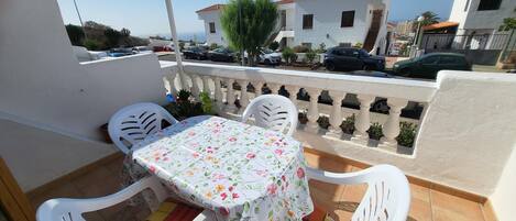 تناول الطعام بالخارج