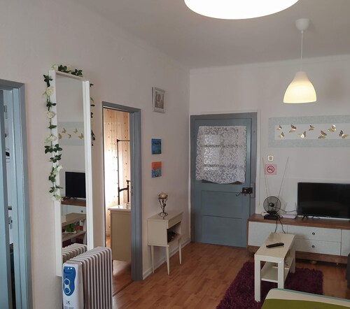 A cozy family home with a private patio. Excellent location, 1 km from the A8. 