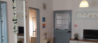 A cozy family home with a private patio. Excellent location, 1 km from the A8. 