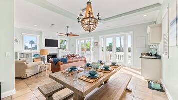 Smart TV, chimenea y oficina