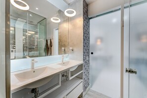 Een haardroger, een bidet, handdoeken, zeep