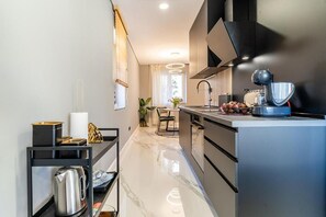 Kühlschrank, Ofen, Herdplatte, Wasserkocher mit Kaffee-/Teezubehör