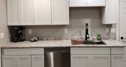 Charming 1-bedroom house in superb Eau Claire with AC, WiFi