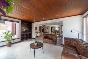 Smart TV - Richeshall Vilas Brasil (Vilas do Atlântico)