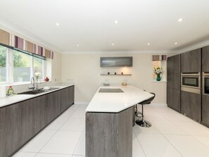 Kjøleskap, ovn, oppvaskmaskin og brødrister