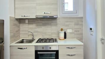 Frigorifero, forno, piano cottura, macchina per tè/caffè