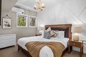 2 bedrooms, desk, iron/ironing board, travel cot - Sunlit Penthouse w Hot tub / Pool / Mountain Views & Large Deck (Canmore)