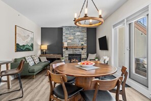 Dining - Sunlit Penthouse w Hot tub / Pool / Mountain Views & Large Deck (Canmore)