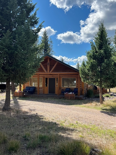 Charming 2-bedroom cabin with bonus loft, pet-friendly in Seeley Lake