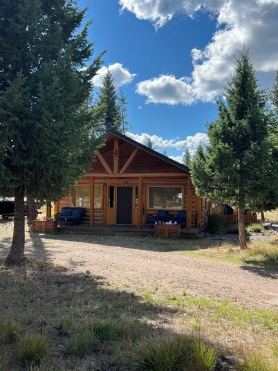 Charming 2-bedroom cabin with bonus loft, pet-friendly in Seeley Lake