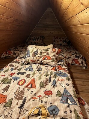 3 bedrooms, free WiFi, bed sheets - Charming 2-bedroom cabin with bonus loft, pet-friendly in Seeley Lake (Seeley Lake)