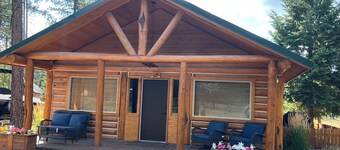 Charming 2-bedroom cabin with bonus loft, pet-friendly in Seeley Lake