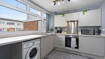 House | Private kitchen | Fridge, microwave, oven, stovetop