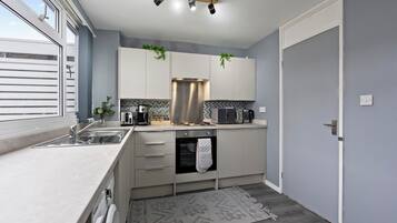 House | Private kitchen | Fridge, microwave, oven, stovetop