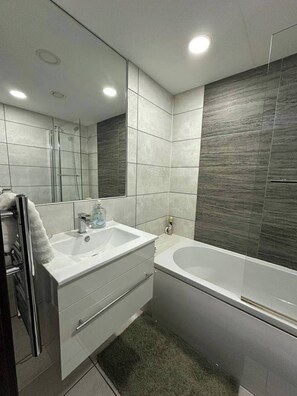 Badewanne und Dusche (separat), Komfortbadewanne, Haartrockner