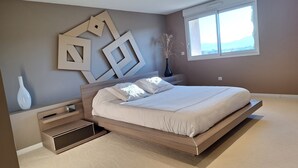 A modern bedroom with a large bed, bedside tables, a vase, and a window. - Villa with pool in the heart of Provence, Pets welcome (Montfort)