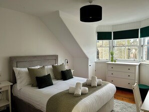 4 habitaciones, tabla de planchar con plancha, wifi y ropa de cama 