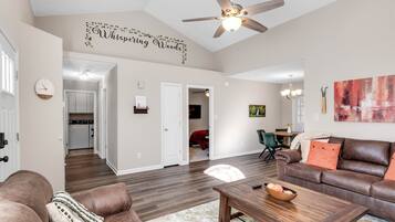 スマートテレビ、暖炉、書庫