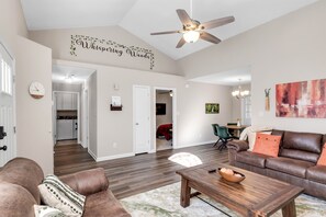 Una Smart TV, una chimenea, libros