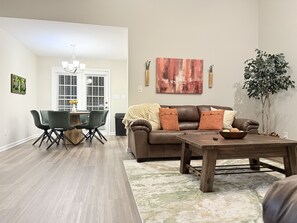 TV connectée, cheminée, livres