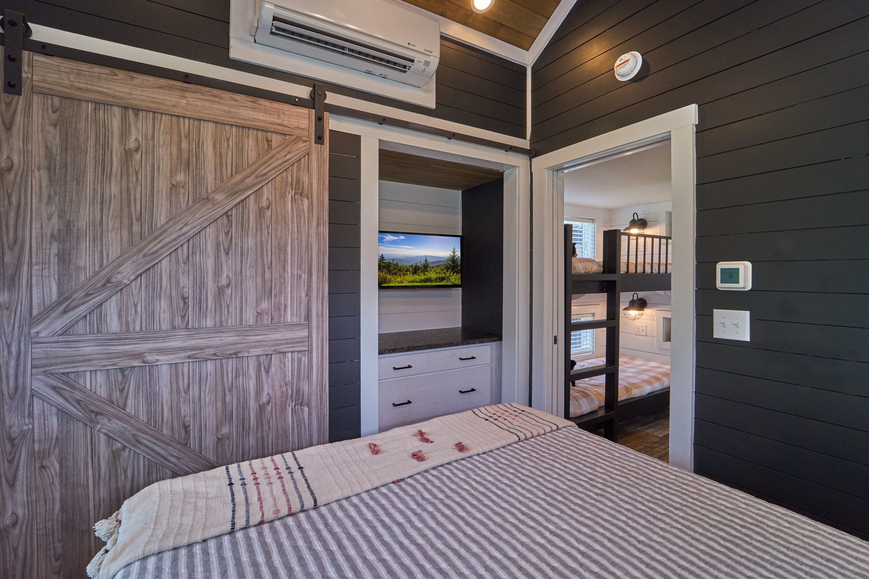 1 habitación, tabla de planchar con plancha, wifi gratis y ropa de cama 