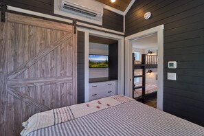 1 bedroom, iron/ironing board, free WiFi, bed sheets - Lil Lake House! Modern Tiny Home! (Sevierville)