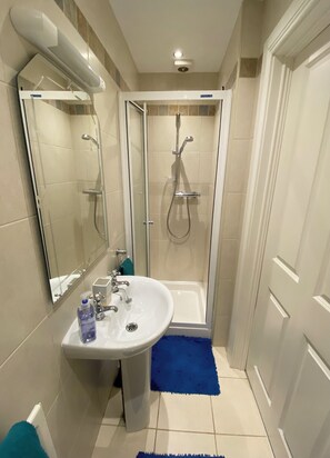 淋浴設備、風筒、提供毛巾、廁紙