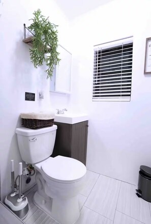 Een douche, een haardroger, handdoeken, zeep