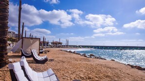 Platja amb gandules i una petita cabana.