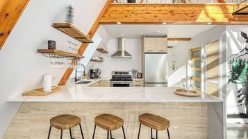 Réfrigérateur, micro-ondes, plaque de cuisson, lave-vaisselle