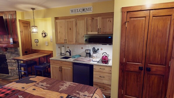 Een koelkast, een microgolfoven, een koffiezetapparaat/waterkoker