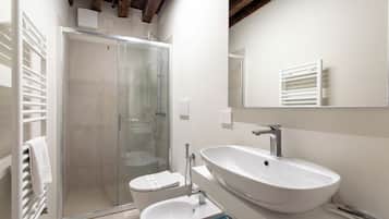 Familienapartment, 2 Schlafzimmer, 2 Bäder, Erdgeschoss | Badezimmer