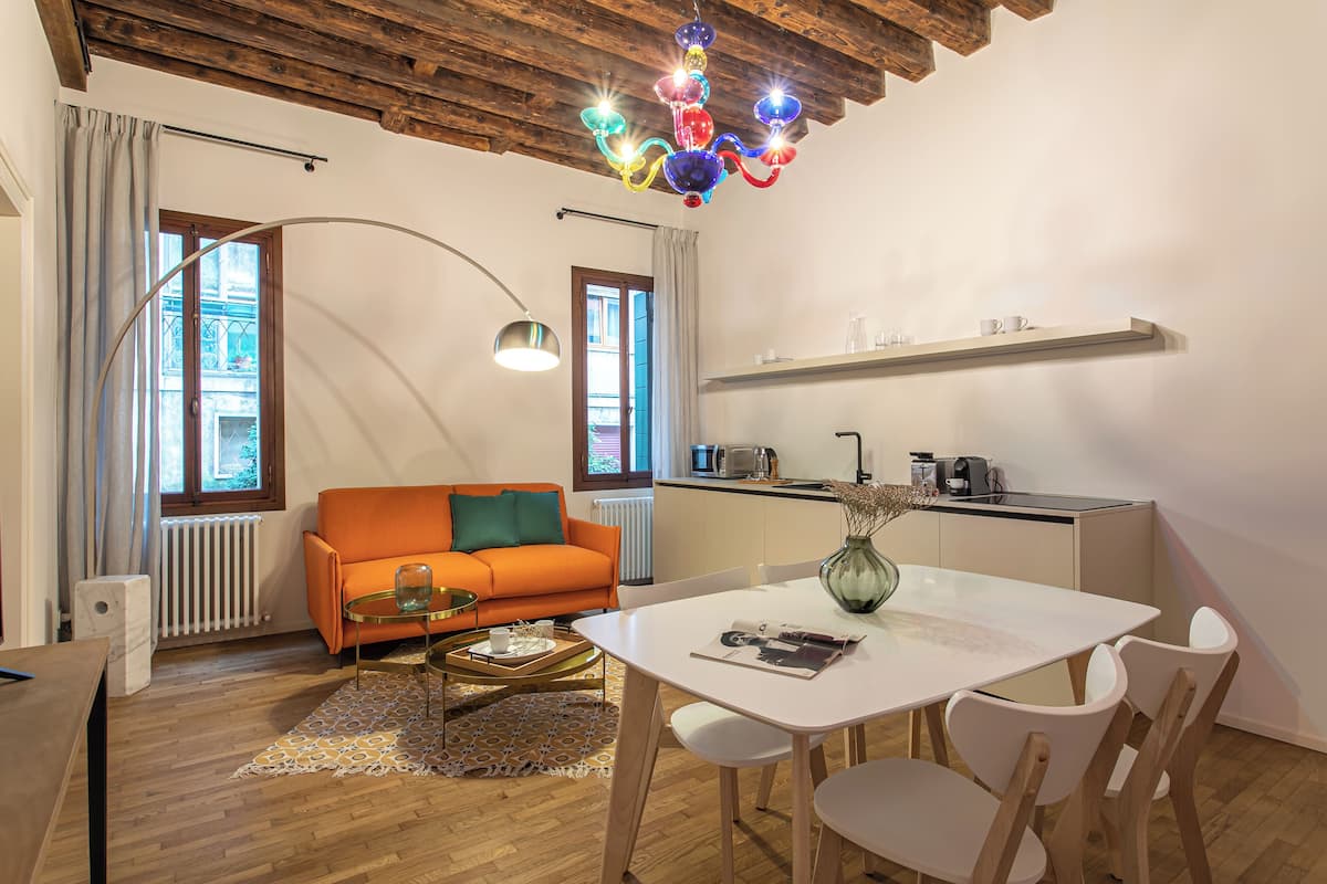 Departamento superior, 1 habitación | Área de sala de estar | Televisión LED de 40 pulgadas con canales vía satélite