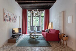 Leilighet – deluxe, balkong, kanalutsikt | Oppholdsområde | En 40-tommers LED-TV med Parabol-TV