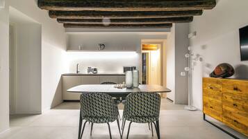 Appartement Familial, 2 chambres, 2 salles de bains, rez-de-chaussée | Cuisine privée | Grand réfrigérateur, micro-ondes, plaque de cuisson, lave-vaisselle