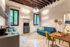 Leilighet, kanalutsikt | Oppholdsområde | En 40-tommers LED-TV med Parabol-TV