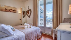 Une chambre d’hôtel avec un lit, un bureau, une vue sur l’extérieur et des décorations murales en forme de cœur.