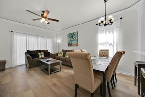 Smart TV, video games - REGAL PALMS OASIS-dreamy resort style townhouse with many amenities   (Davenport)