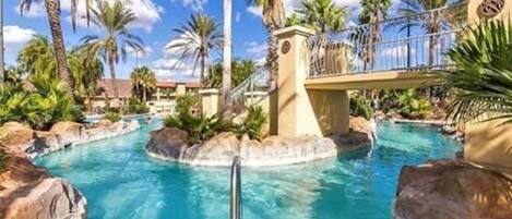 Een buitenzwembad en een verwarmd zwembad