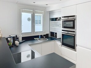 Fridge, microwave, oven, stovetop - Modern 2-Bedroom Apartment with Stunning Sea View on La Croisette (Cannes)