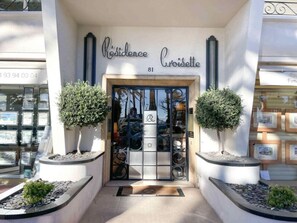 Exterior detail - Modern 2-Bedroom Apartment with Stunning Sea View on La Croisette (Cannes)