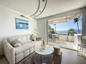 Smart TV - Modern 2-Bedroom Apartment with Stunning Sea View on La Croisette (Cannes)