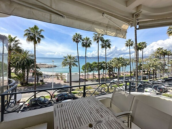 Outdoor dining - Modern 2-Bedroom Apartment with Stunning Sea View on La Croisette (Cannes)