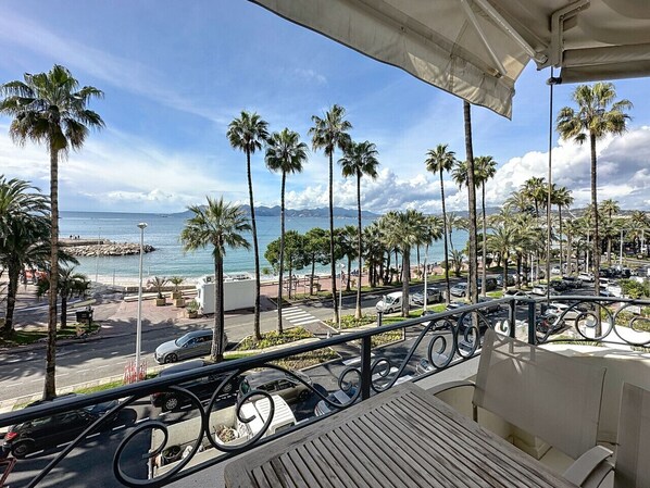 Outdoor dining - Modern 2-Bedroom Apartment with Stunning Sea View on La Croisette (Cannes)