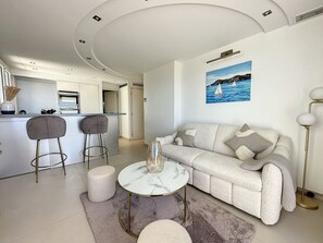 Smart TV - Modern 2-Bedroom Apartment with Stunning Sea View on La Croisette (Cannes)