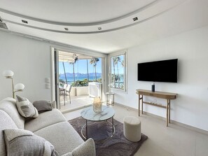 Smart TV - Modern 2-Bedroom Apartment with Stunning Sea View on La Croisette (Cannes)