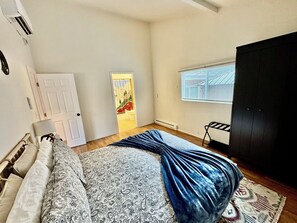 2 bedrooms, desk, iron/ironing board, free WiFi - Modern Seattle Two Bedrooms, Two Bathrooms + Private Deck, Hot Tub (Seattle)